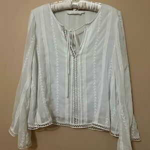 Stunning ASTR the Label White Lace Blouse - Size Medium